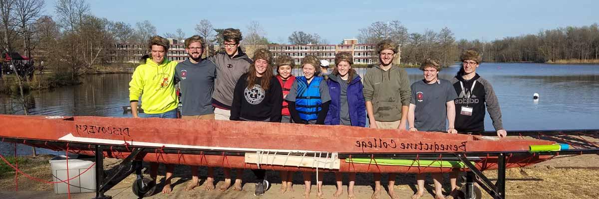 本尼迪克特学院ASCE学生分会在混凝土独木舟前