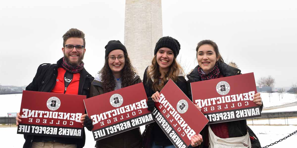 反堕胎学生在华盛顿纪念碑前举着标语